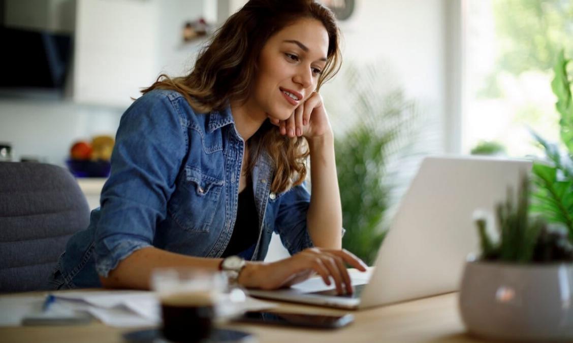 Teilnehmer bei der praktischen Arbeit mit Finanzkonzepten